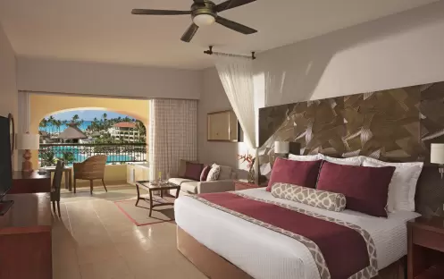 Secrets Royal Beach-Preferred-Club-Junior-Suite-Pool-View-King_8002